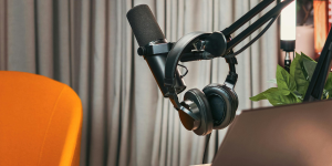 Photo by Jakub Zerdzicki: https://www.pexels.com/photo/professional-podcast-recording-studio-setup-37033739/